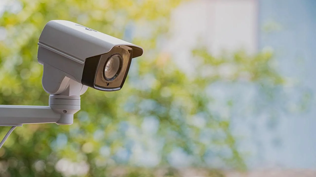 Cámara de videovigilancia instalada en un espacio exterior